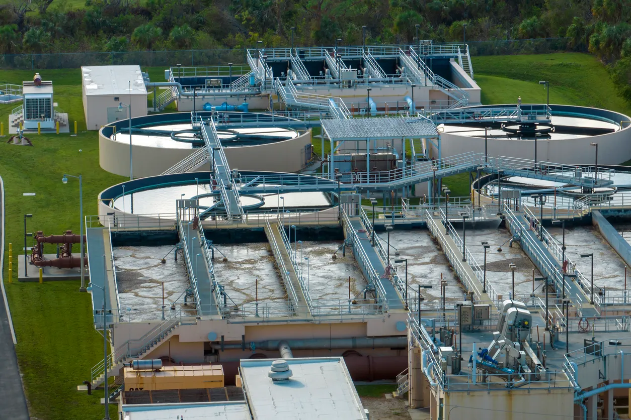 Vista superior de una gran planta de tratamiento de agua. La zeolita tiene mayor eficiencia de filtración que la arena sílica