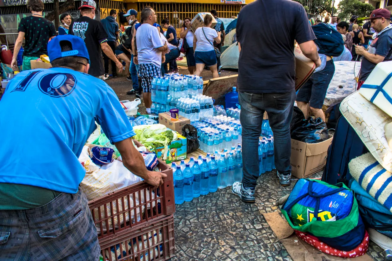 Puesto de ayuda en un desaste natural. La zeolita ayuda en donde no hay acceso confiable a agua potable.