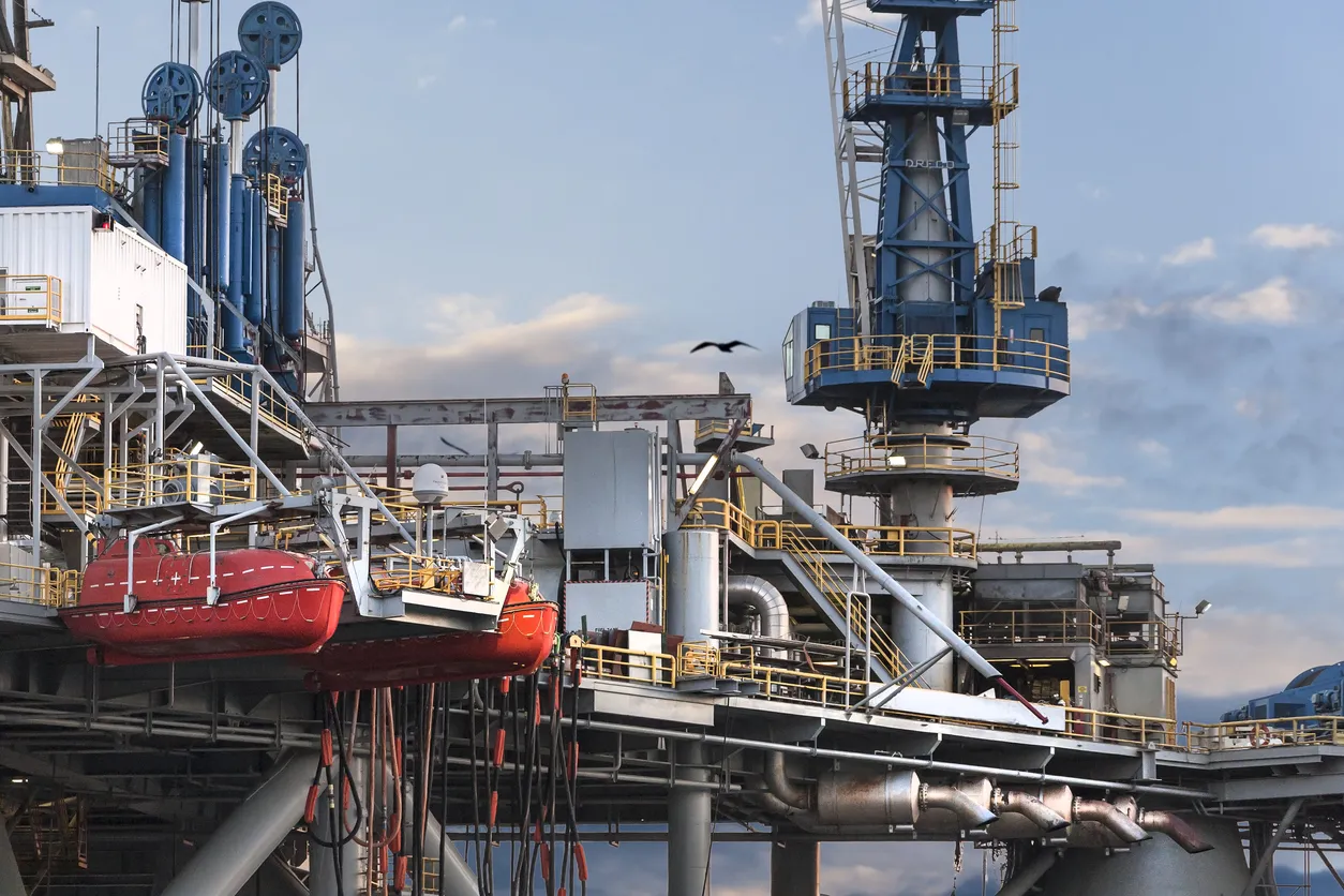 Estructura gigante de una plataforma petrolera. La zeolita ayuda a separar hidrocarburos según tamaño y estructura