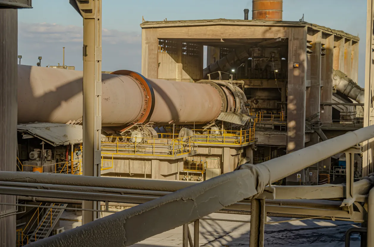 Horno de clínker en la fábrica de cemento. La zeolita ayuda a una mayor resistencia a largo plazo en concretos y morteros.