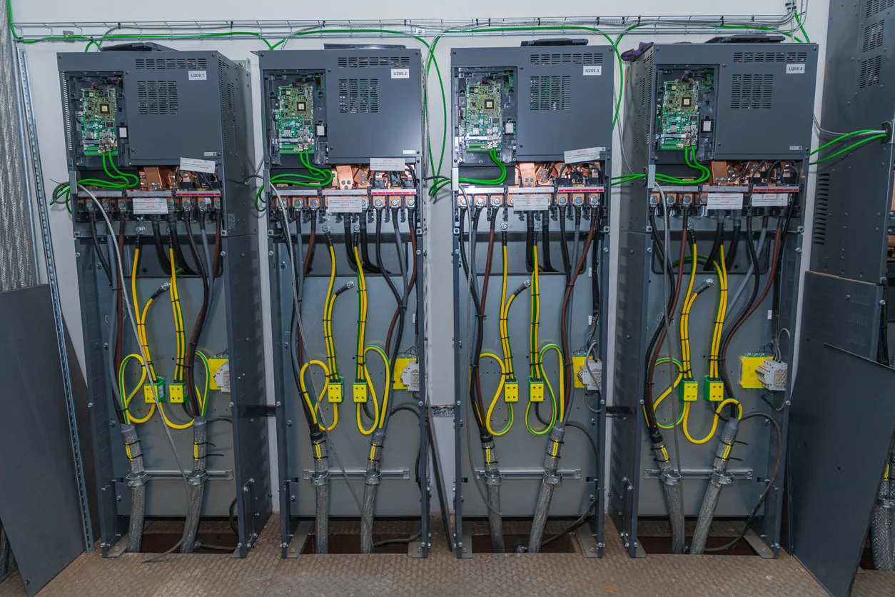 Cables eléctricos de la caja de fusibles. Conexión de la línea eléctrica de alta tensión en el cuadro de distribución industr