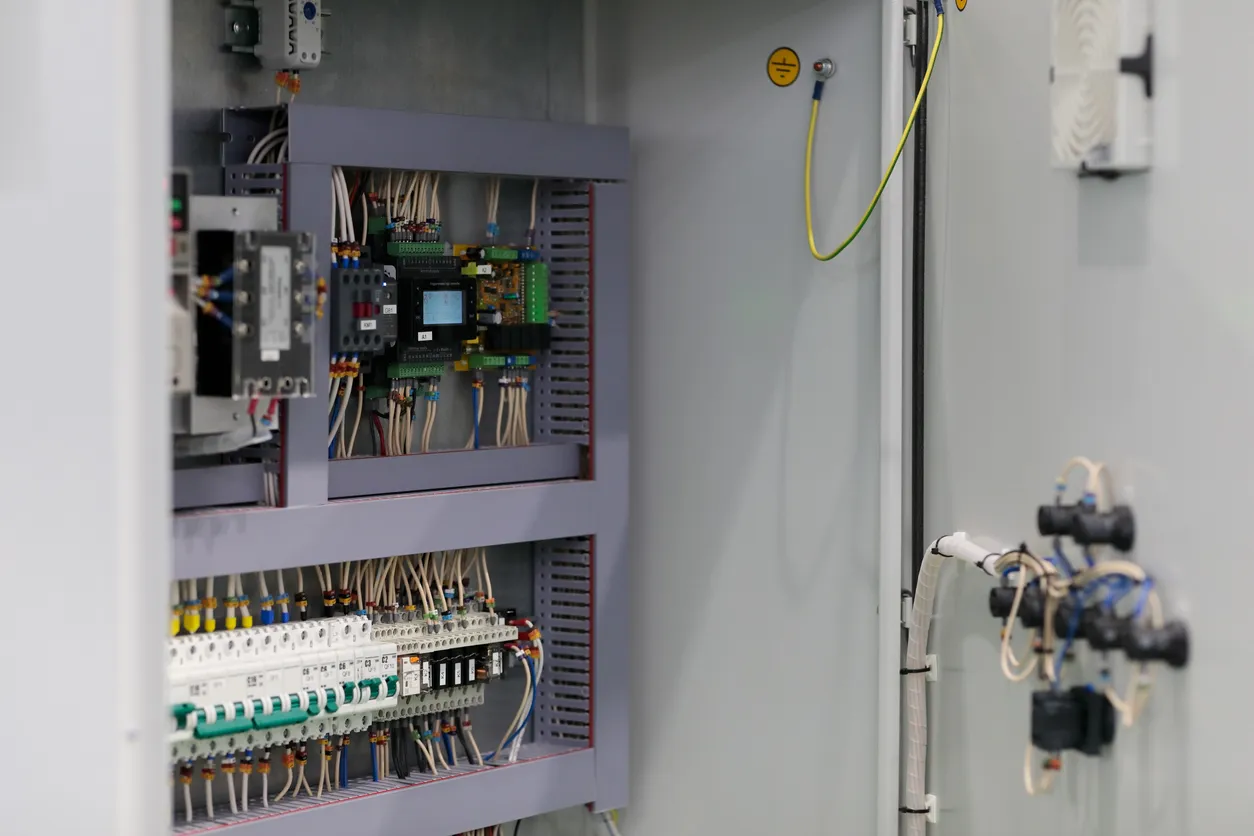 Armario eléctrico industrial con controladores PLC, estos requieren de aire acondicoonado para tableros
