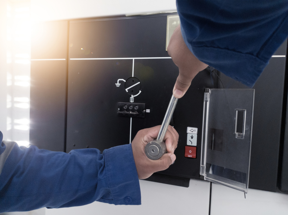 El ingeniero enciende la planta de energía del panel de cubículo de disparo con interruptor de manija