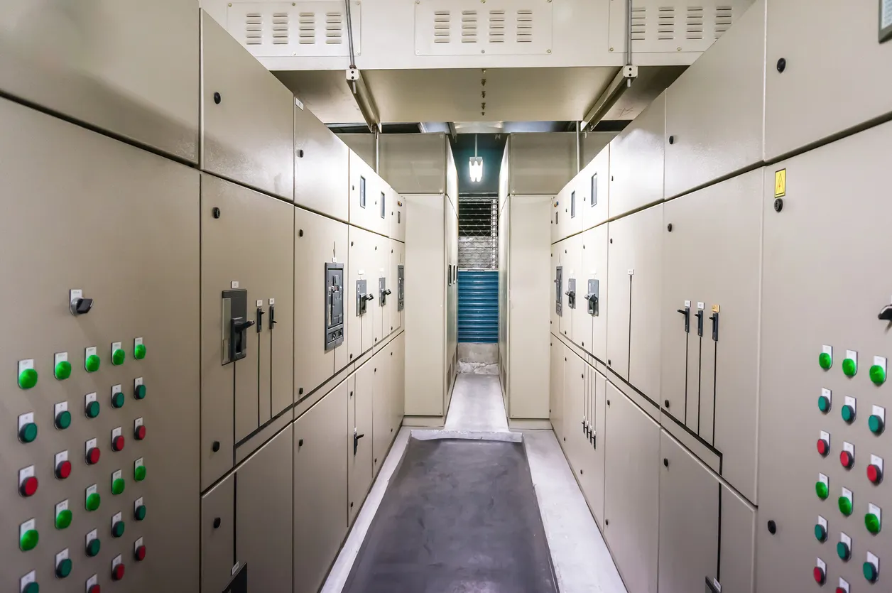 Grupo de gabinetes de control electrico dentro de una industria que requieren un control de temperatura