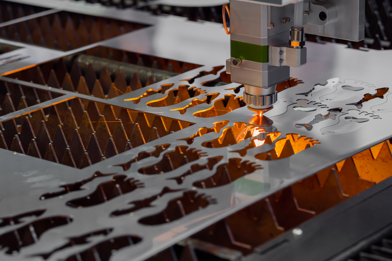 Máquina de corte láser que trabaja con chapa metálica con chispas