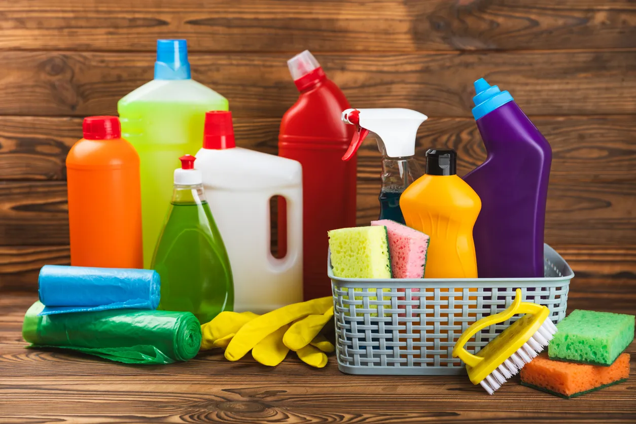 Una gran variedad de botellas y accesorios de limpieza de diversos colores