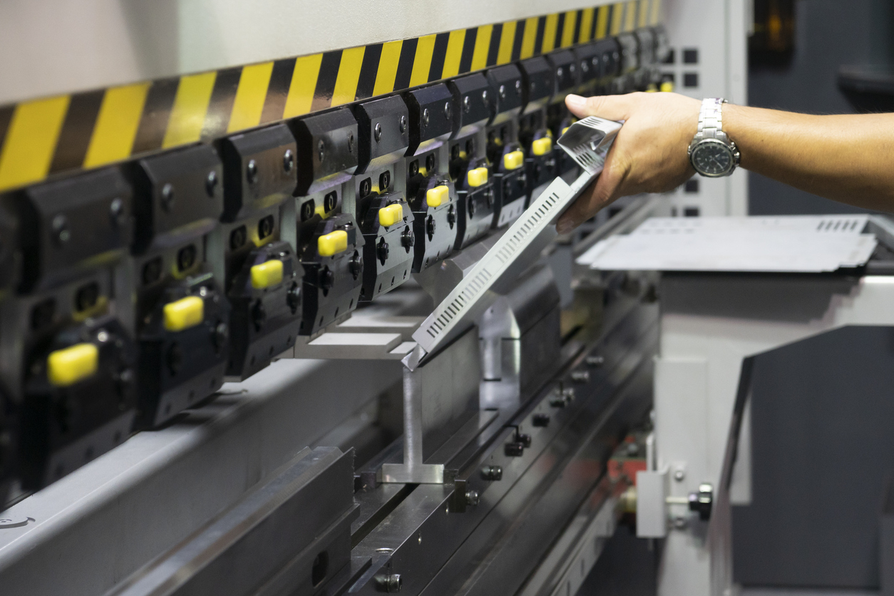 El técnico operador uso hidráulico dobladora