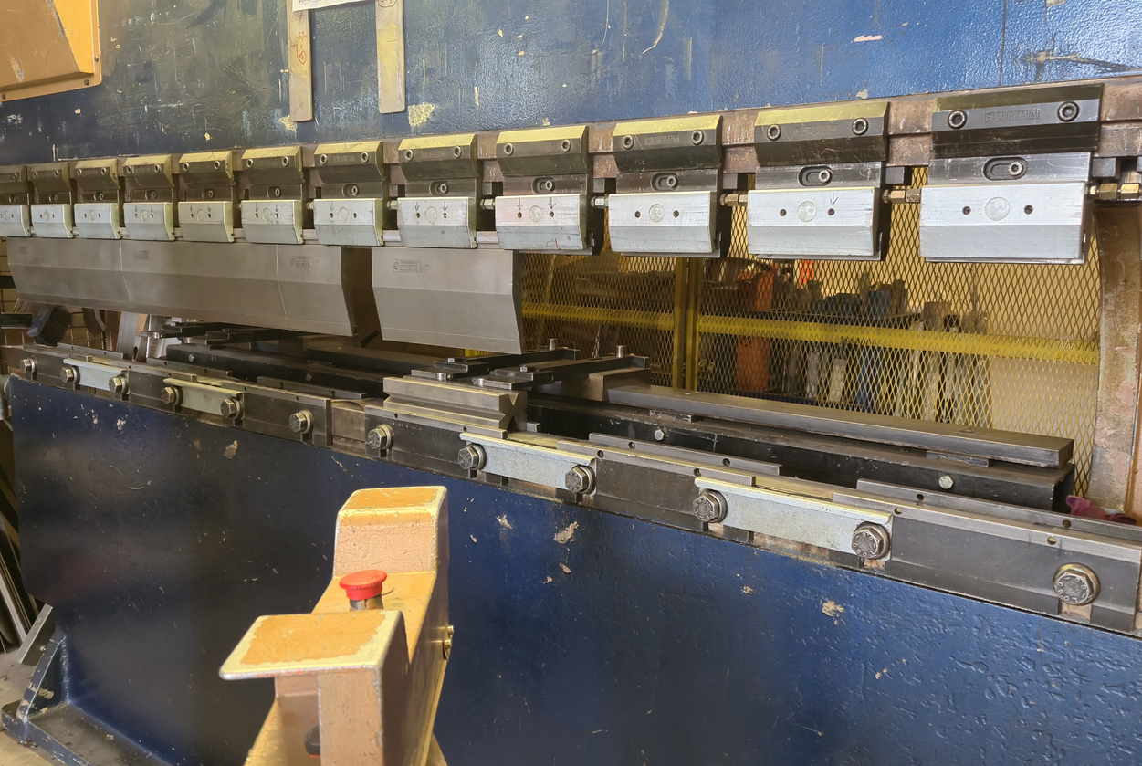 Dobladora de chapa hidráulica en taller