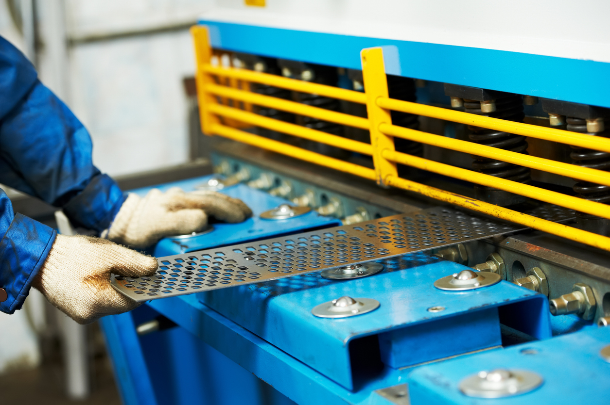 Trabajador de máquina de cizalla guillotina funcionamiento de mano