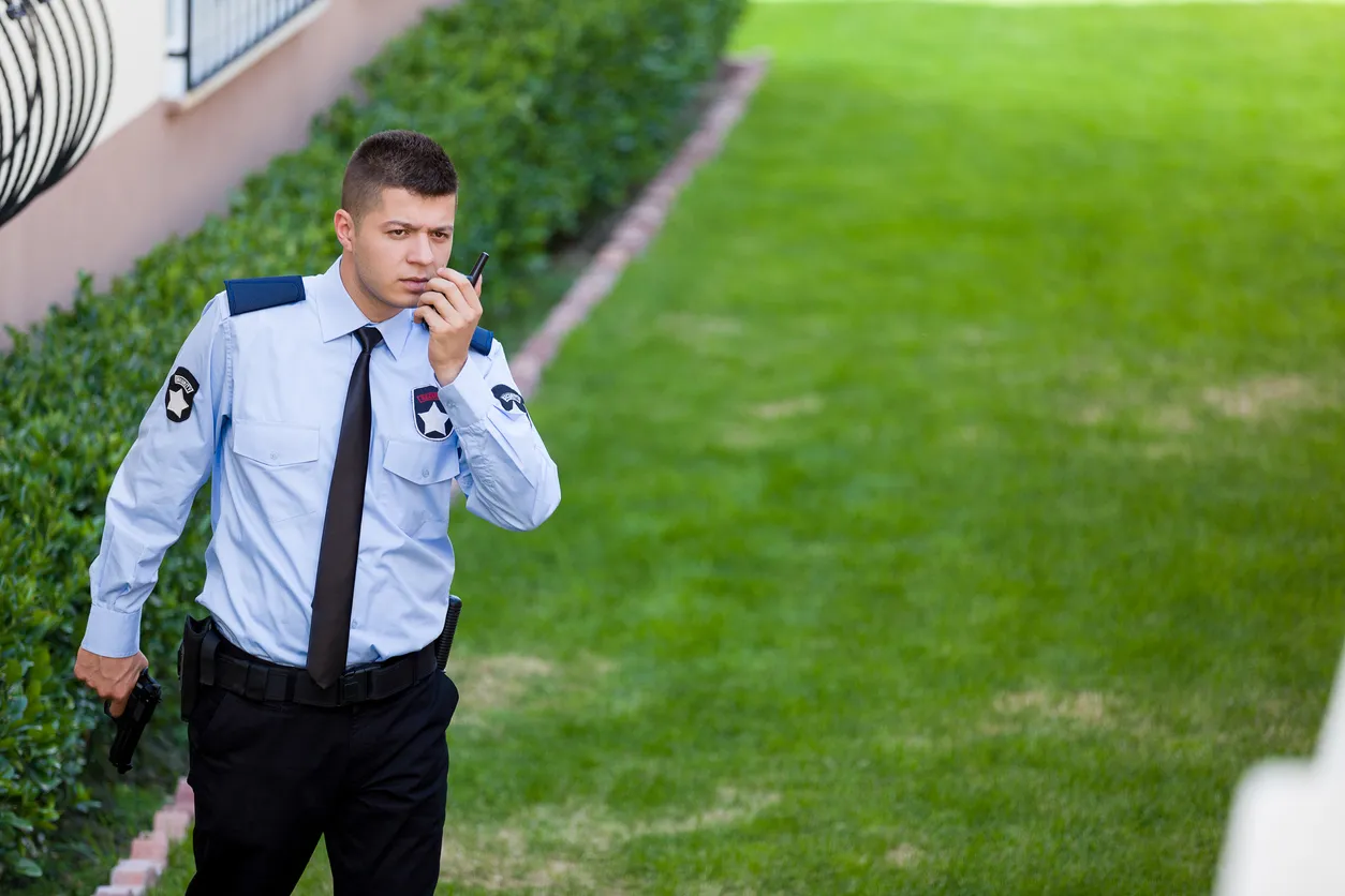 Persona de segurida usando woki toki y realizando un 