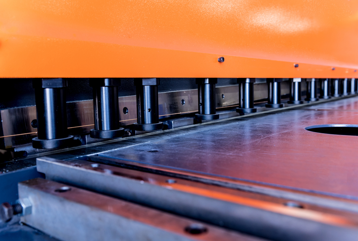 Máquina de plegado hidráulico Modren en la fábrica de metales.