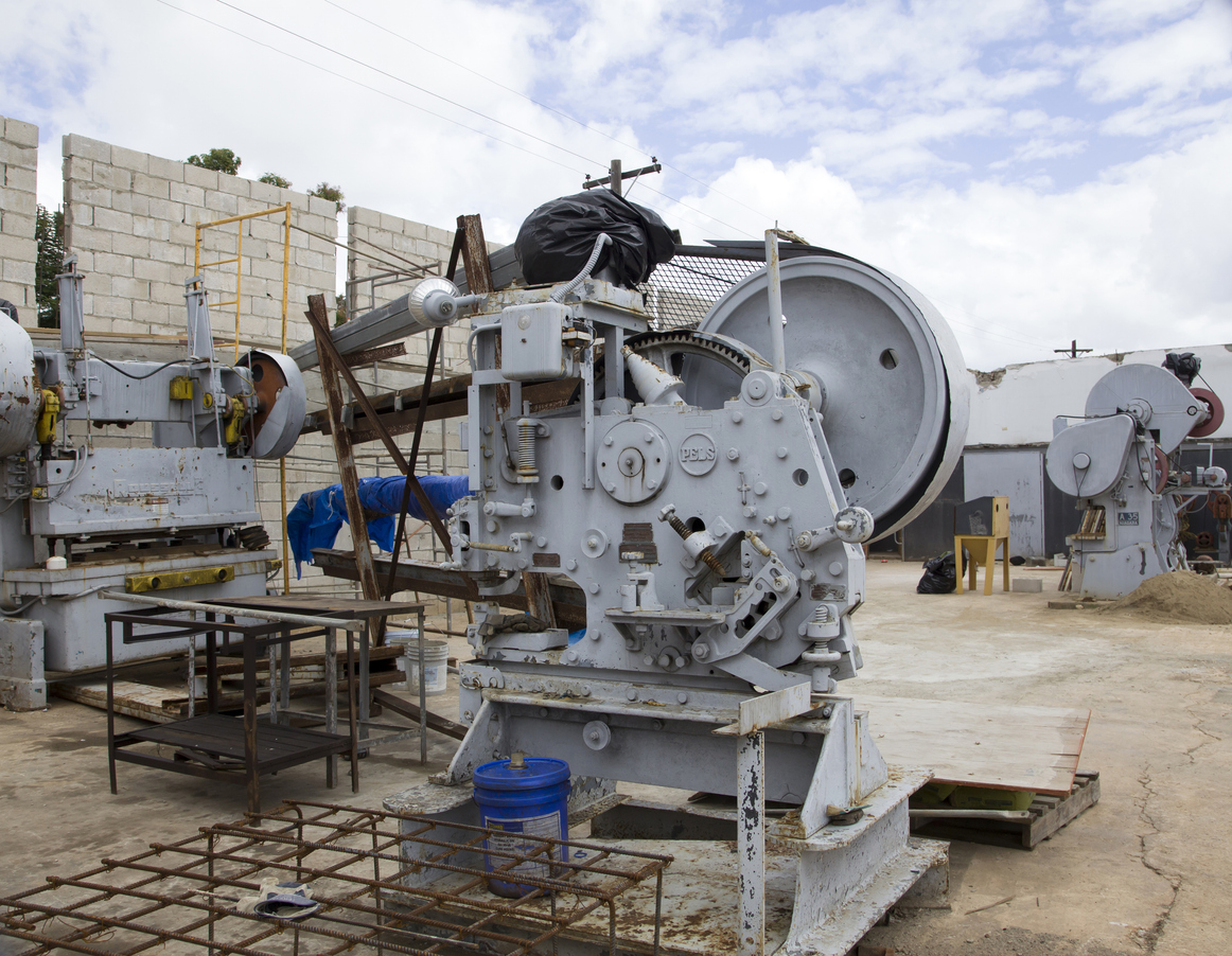 Antigua y ya no utiliza la máquina E.W. Bliss Company utilizada para el trabajo de metal.