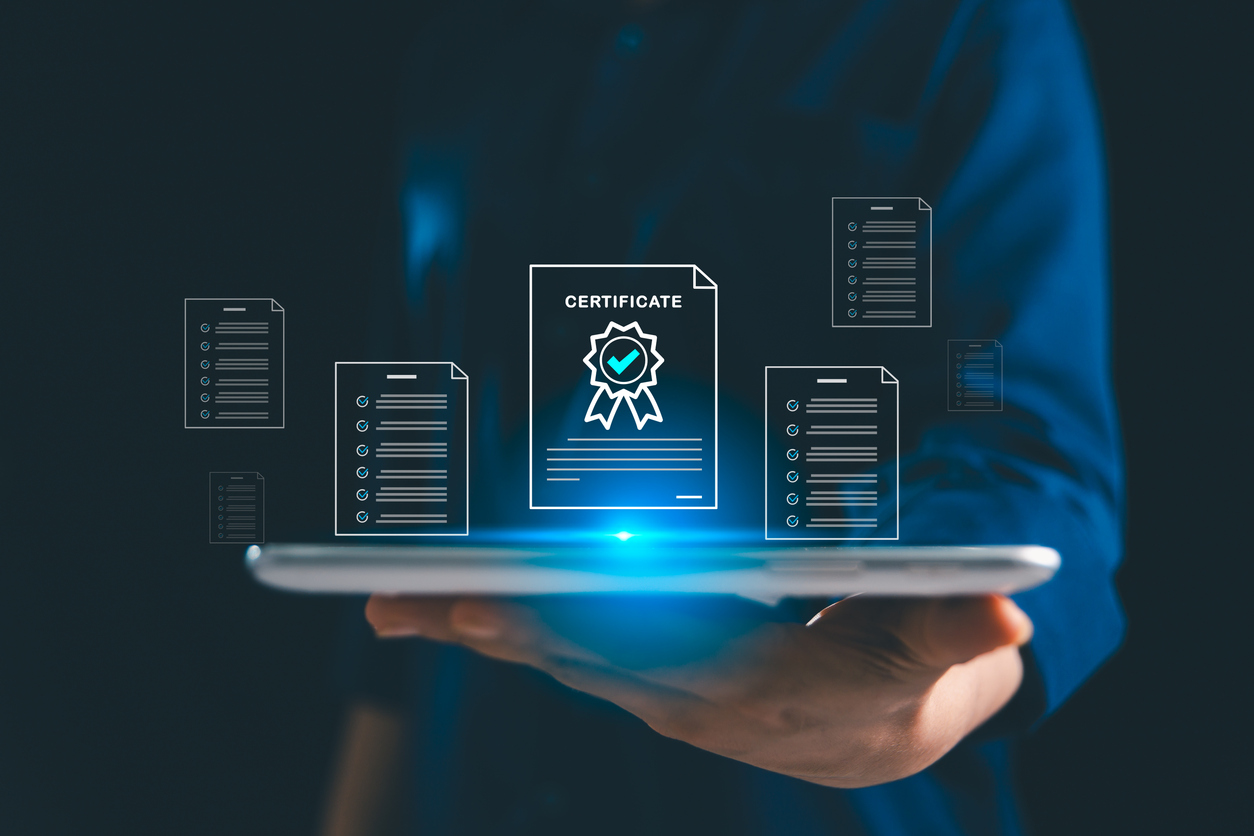 La empresaria muestra el certificado aprobado y el documento de lista de verificación en línea