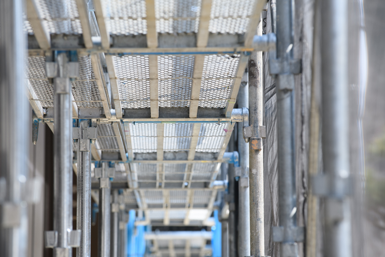 Tablones y postes para andamios de construcción