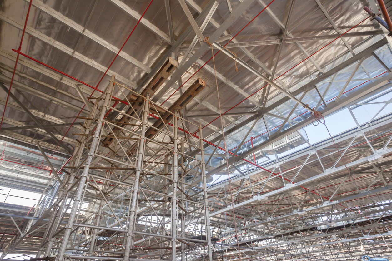Edificio dentro de una estructura de acero