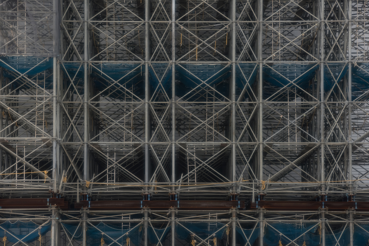 Edificios en construcción y grúas en el stock de Tokio