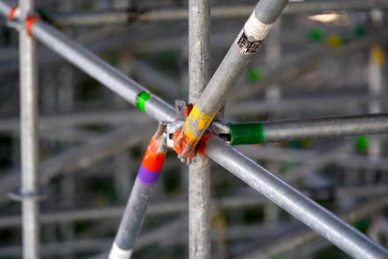 Primer plano de la construcción de barras metálicas de la tribuna en Pratteln, cantón de Basilea-Campiña