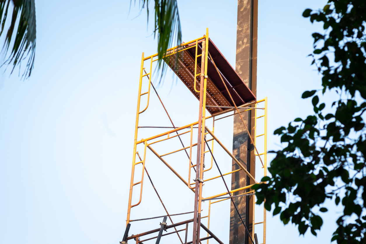 Andamios en el almacén de la obra