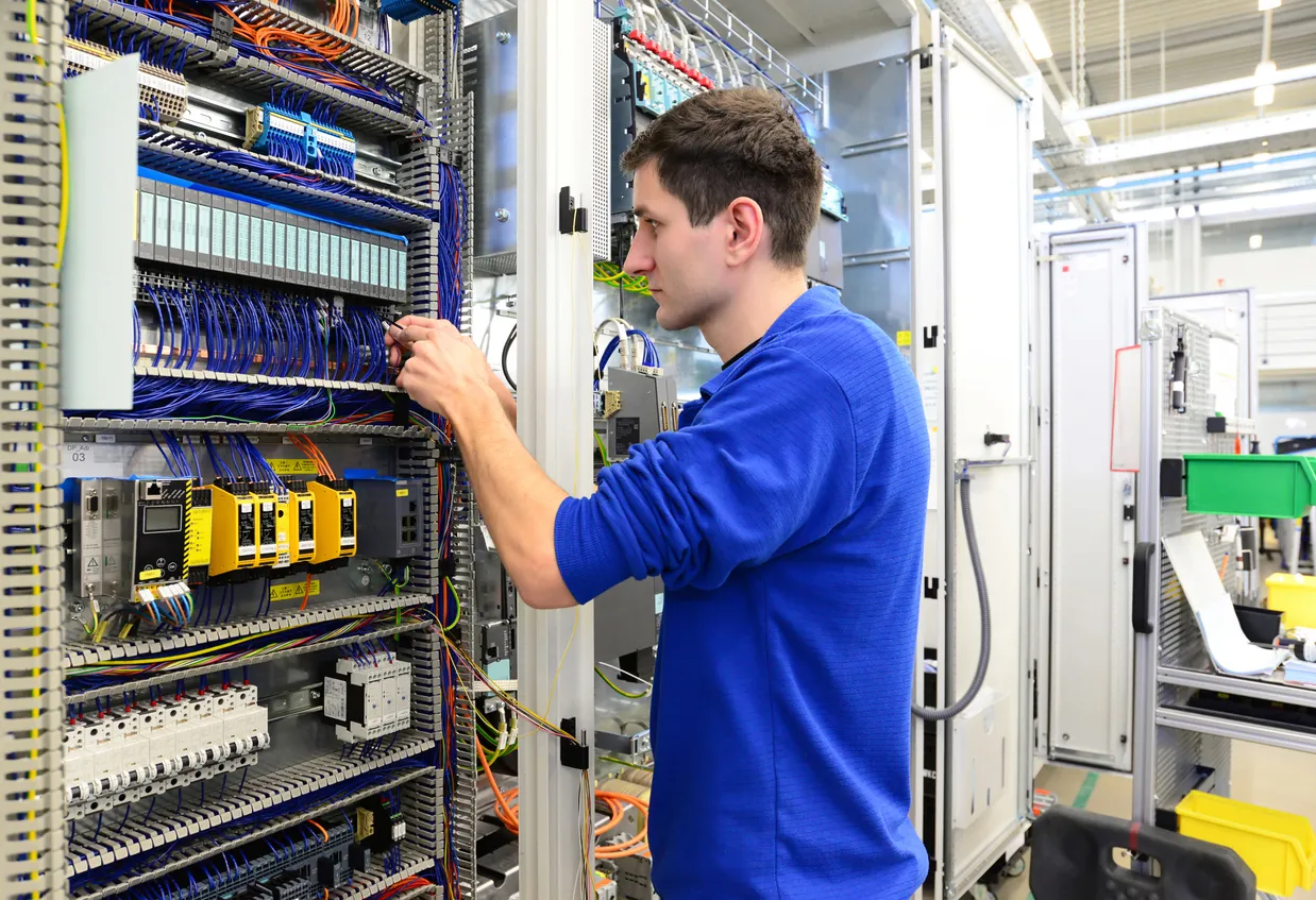 Producción y montaje de microelectrónica en una fábrica de alta tecnología