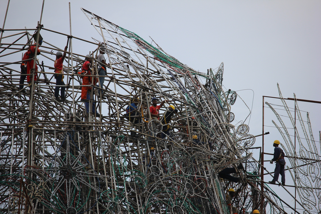 El árbol de Navidad flotante más grande del mundo se rompió tras un vendaval