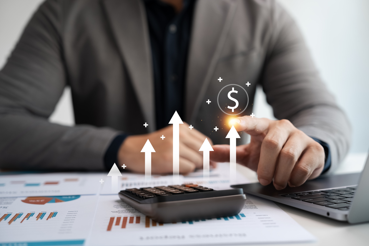 Concepto de tasas de interés y dividendos, símbolo de moneda y flecha hacia arriba. 