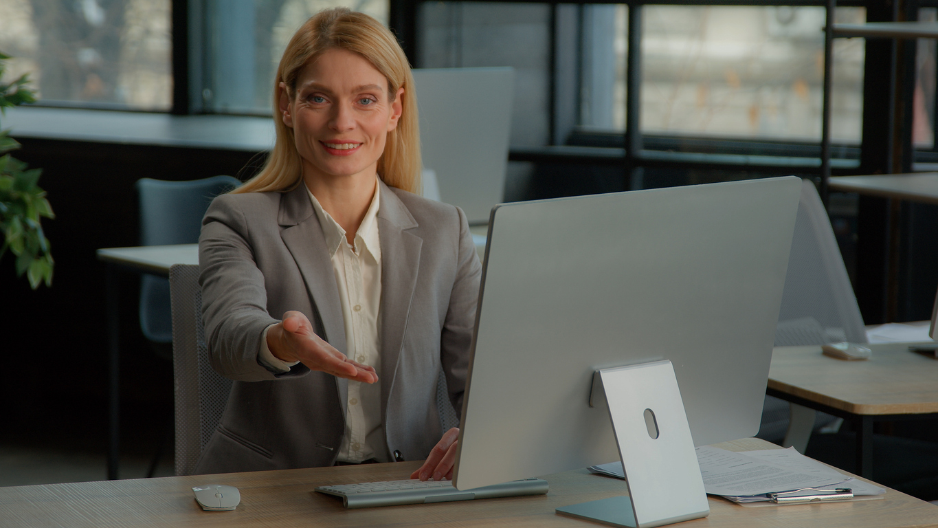 Mujer caucásica de mediana edad, gerente de recursos humanos, líder de reclutamiento, mujer de negocios en la mesa