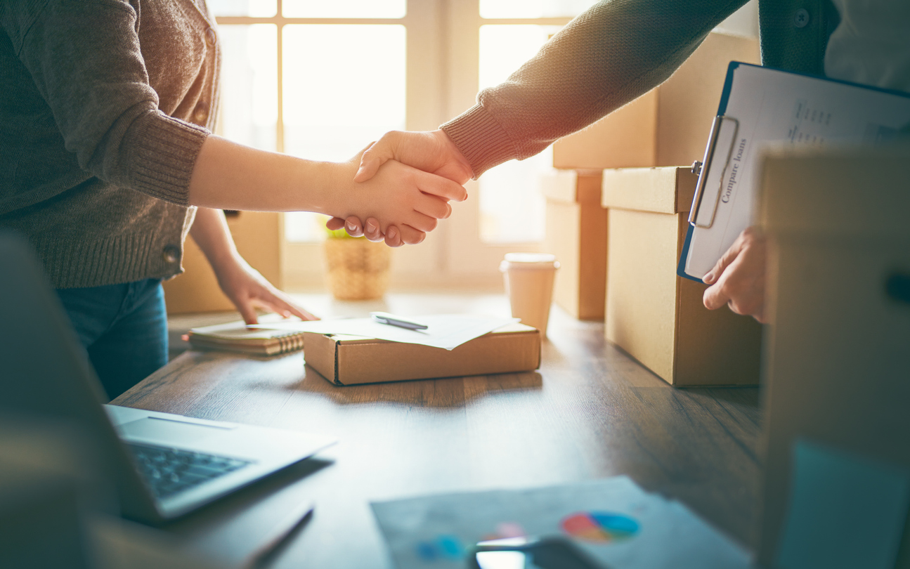 La gente está trabajando en el almacén 