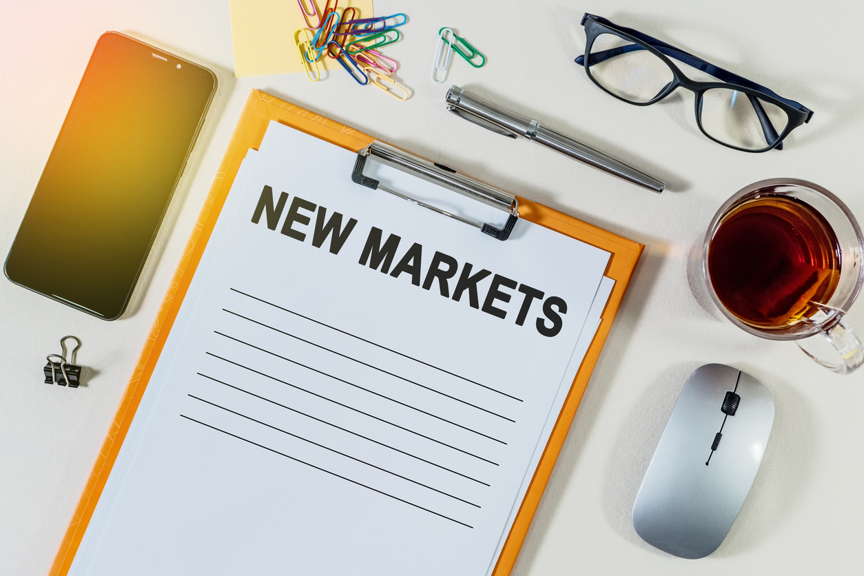 Carpeta de archivos de oficina con portapapeles con papel blanco para inscripciones y otros suministros de oficina en el escr