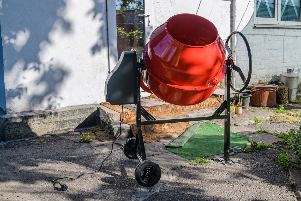 Concreto premezclado descargado en un carro de una hormigonera eléctrica de 200 litros