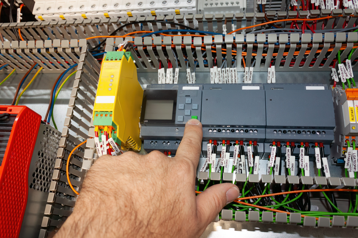 PLC y cuadro de control eléctrico industrial con servicio por técnico