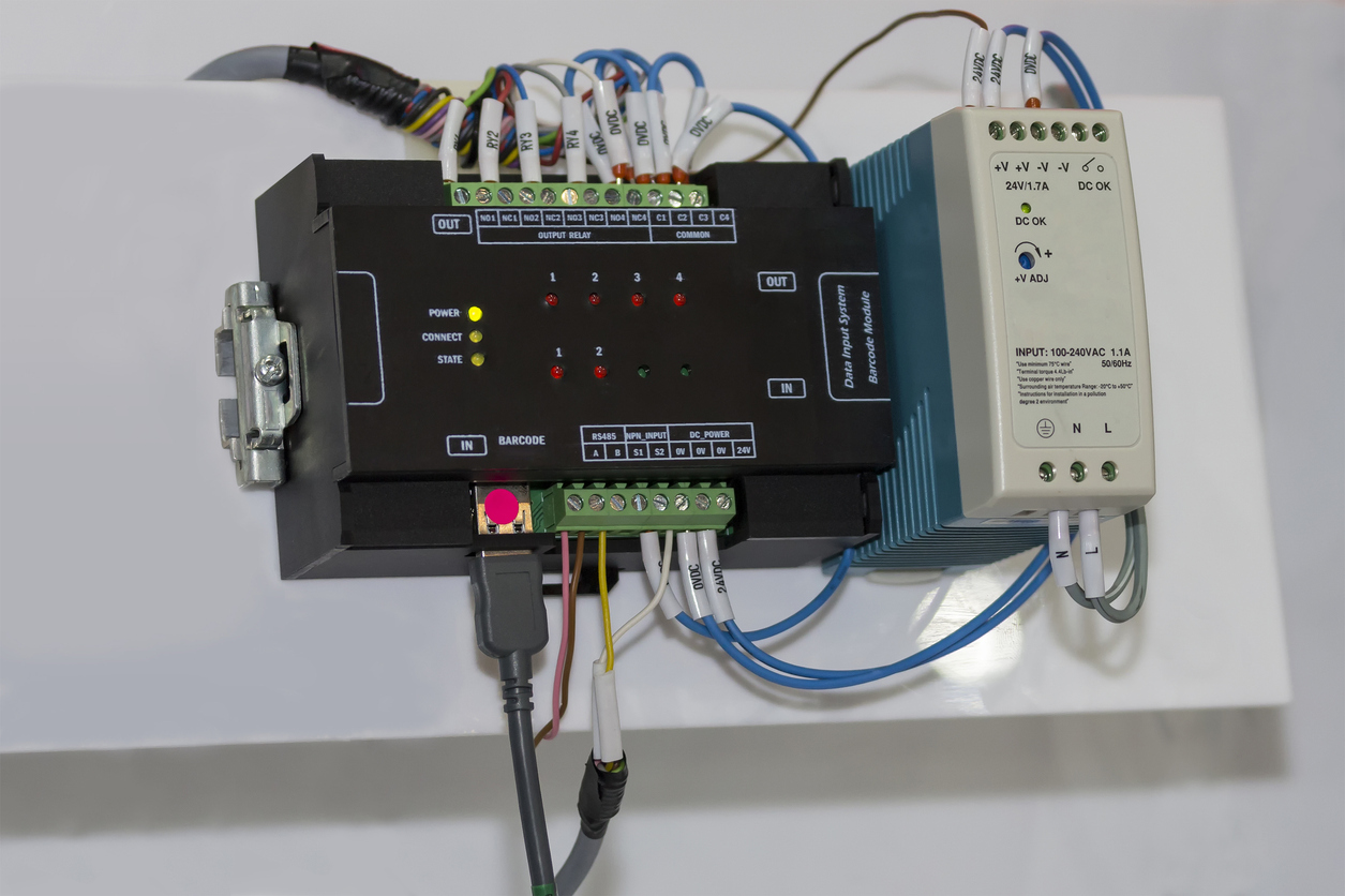 Controlador lógico programable automático PLC equipo de alta precisión para el control de máquinas o procesos de fabricación 