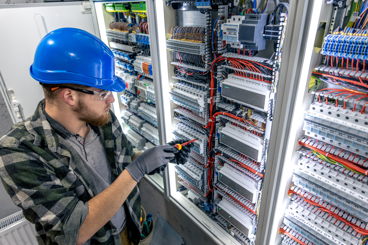 Electricista con destornillador. Listo para trabajar. Técnico en el panel. 