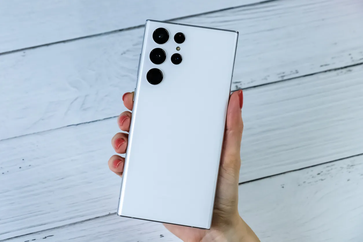 celular moderno color blanco