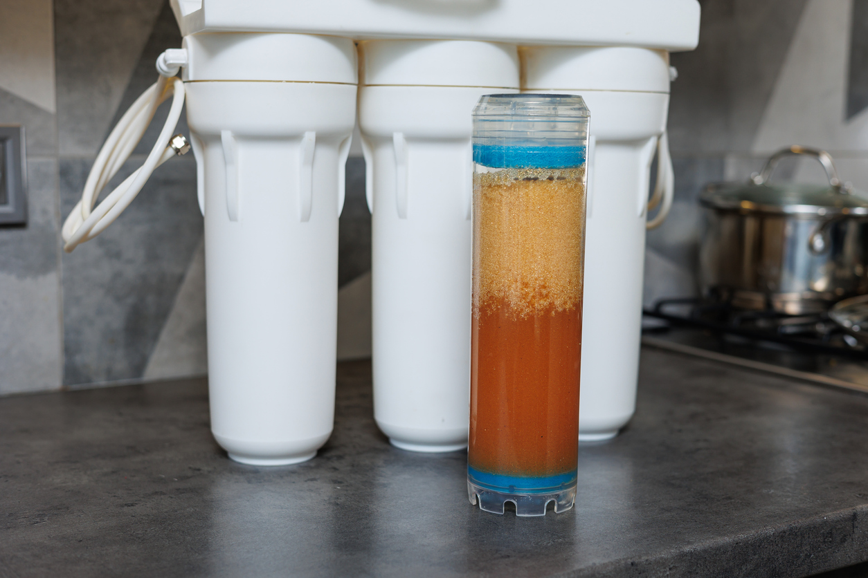 Cartuchos reemplazables en el sistema de filtro de agua. Sistema de filtración de agua con cartuchos reemplazables. 