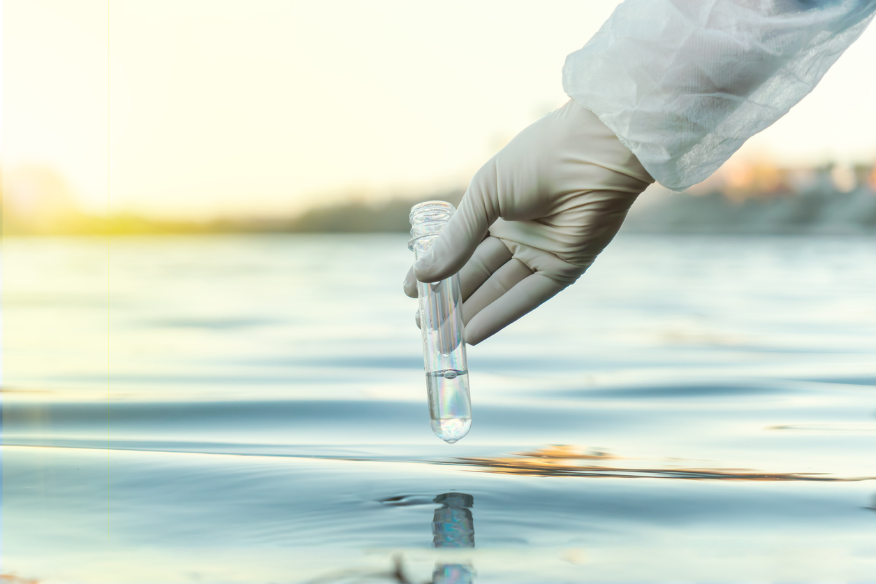 Cerca, revise la muestra de agua en busca de infecciones.