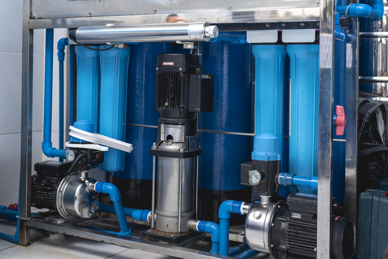 Una estación de agua de ósmosis inversa para un negocio de recarga de agua.