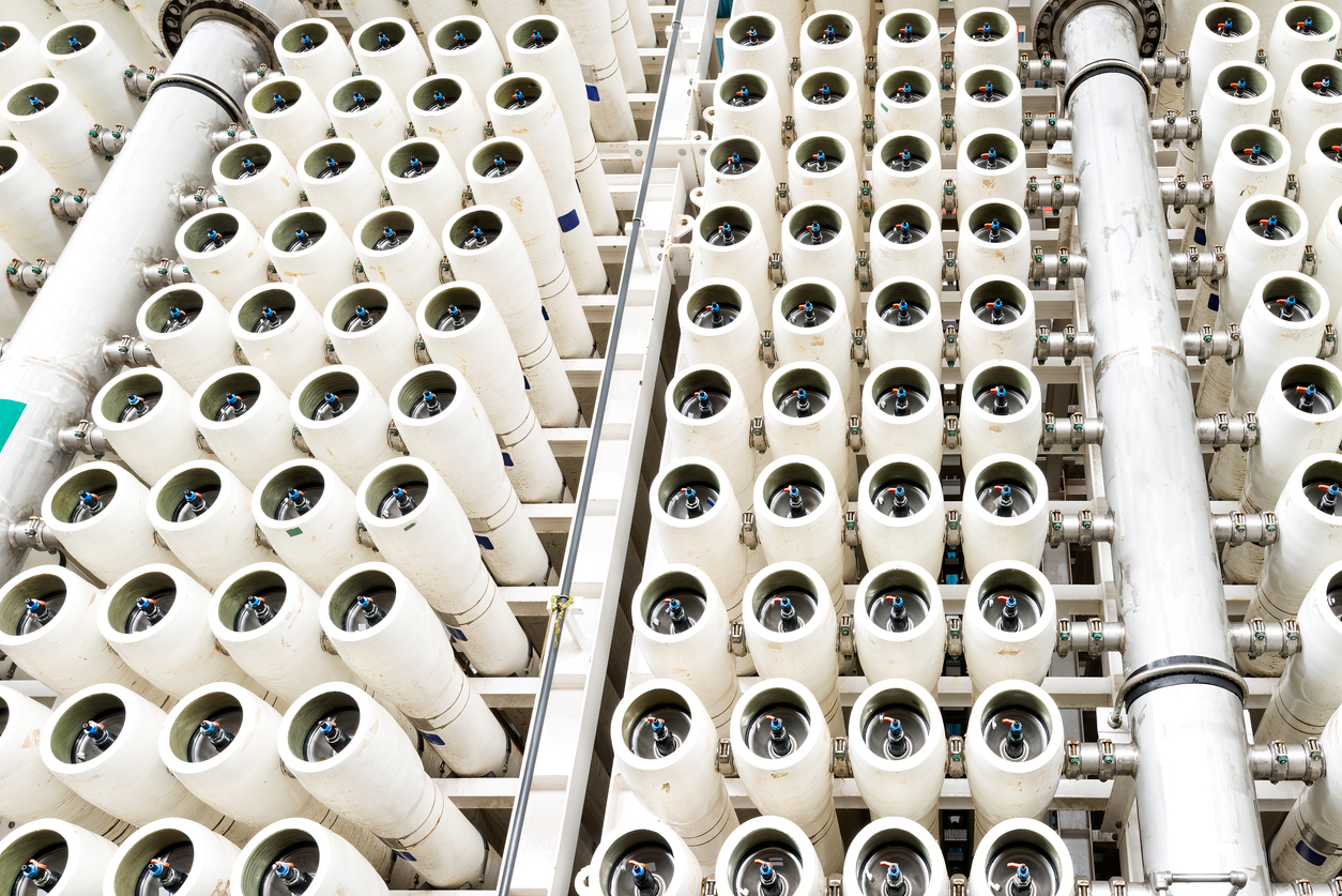 Sistema de filtro de agua para el hogar en la cocina de fondo