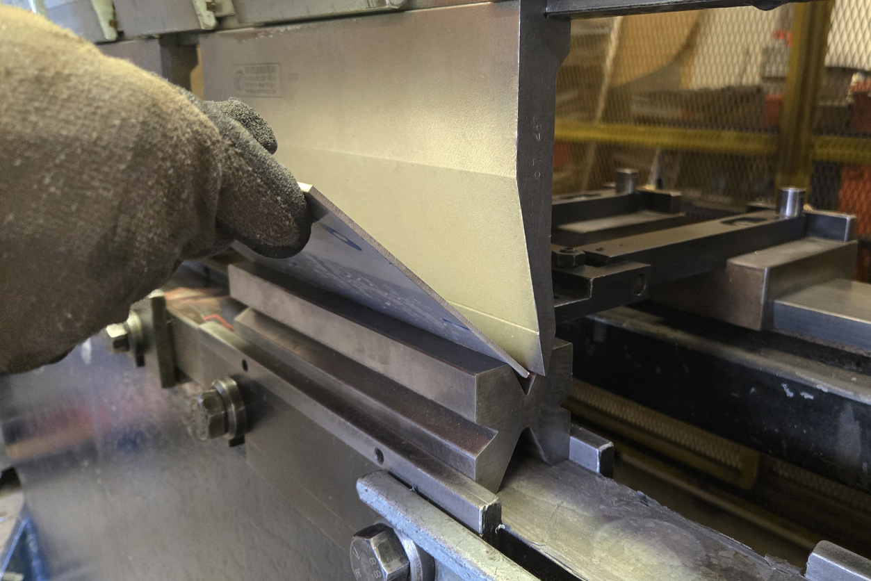 El técnico operador uso hidráulico dobladora.