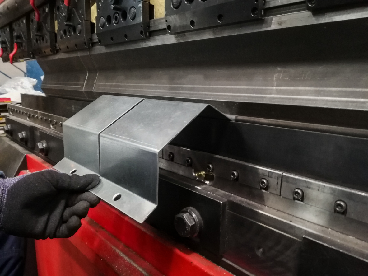 Operación de la máquina dobladora de alta tecnología con sistema robótico en la escena azul claro