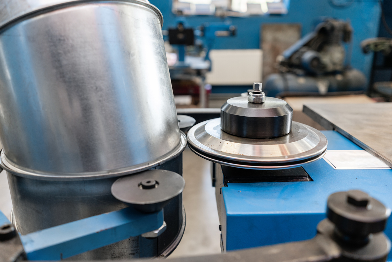 Máquina de perfilado de chapa metálica industrial en fábrica 