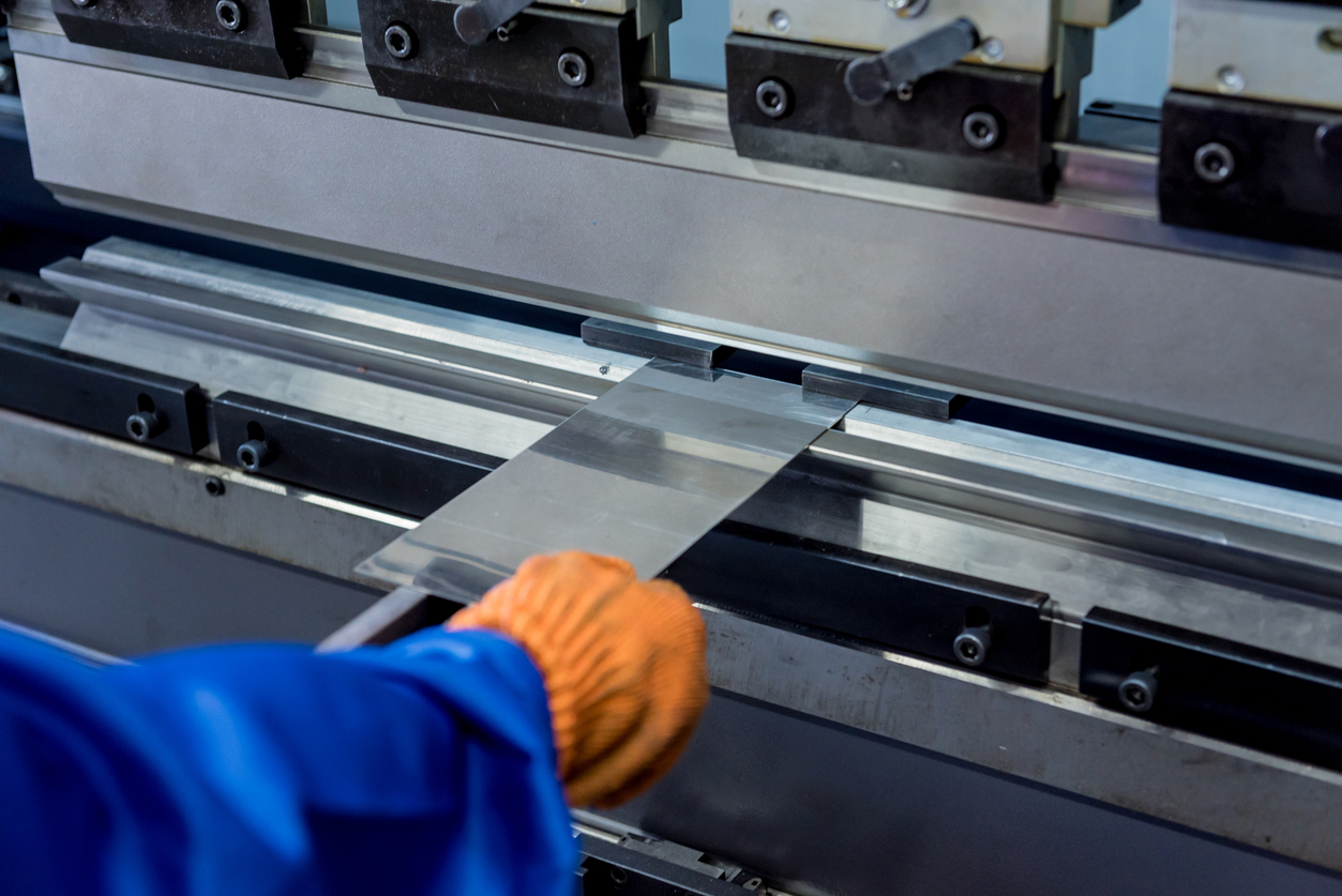 La operación de trabajo de chapa por operador de habilidad.