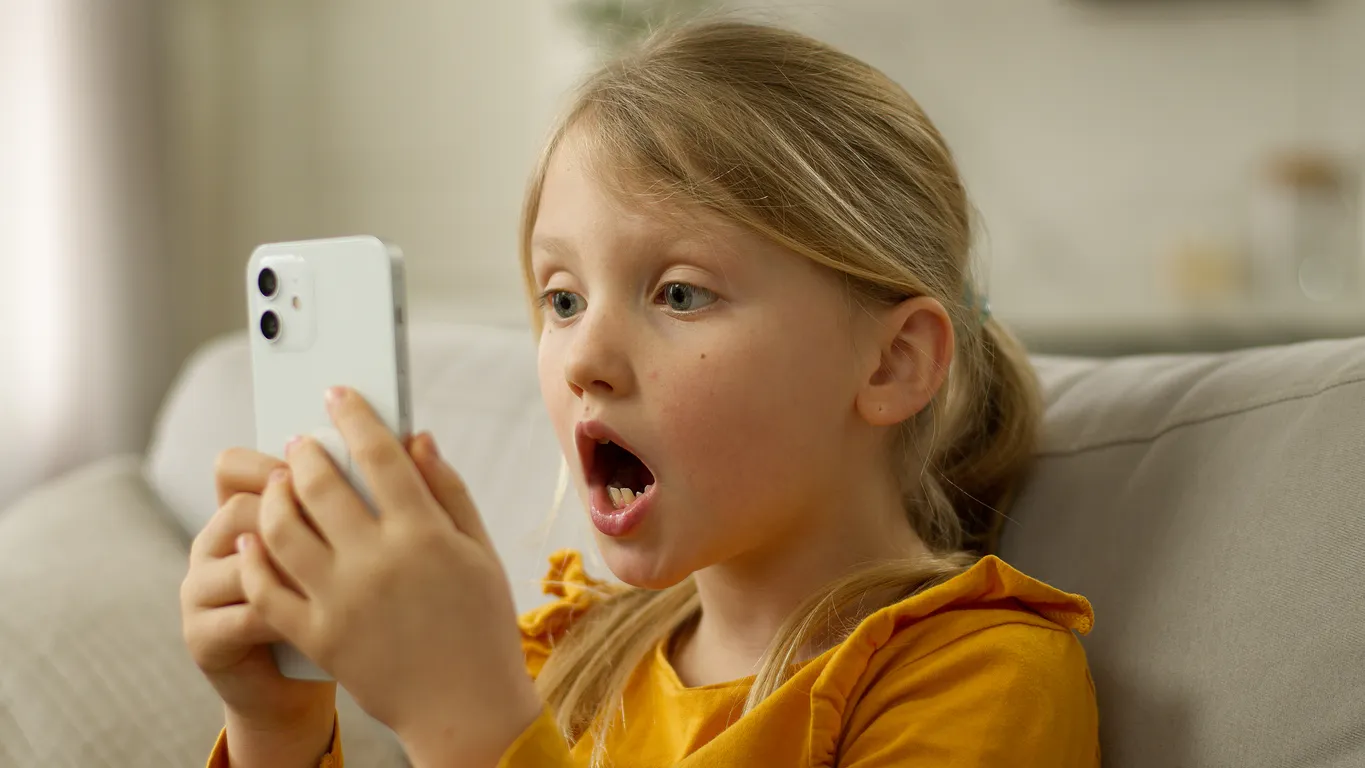 niña con un celular de 3500