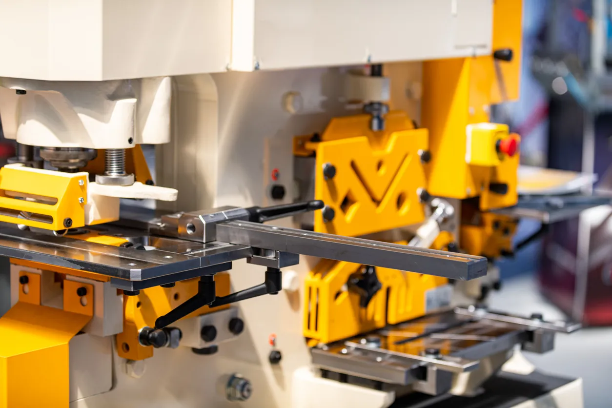 Máquina perforadora de acero