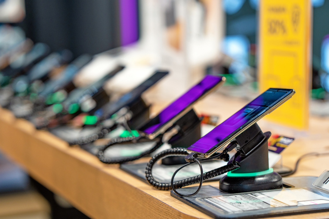 Escaparate con smartphones en la moderna tienda de electrónica. 