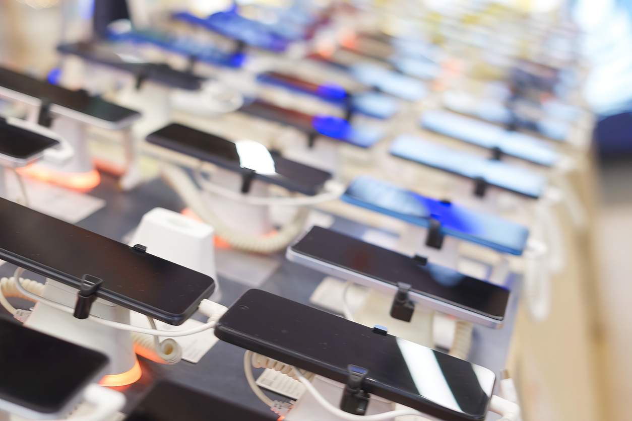 Escaparate con smartphones en la moderna tienda de electrónica. 