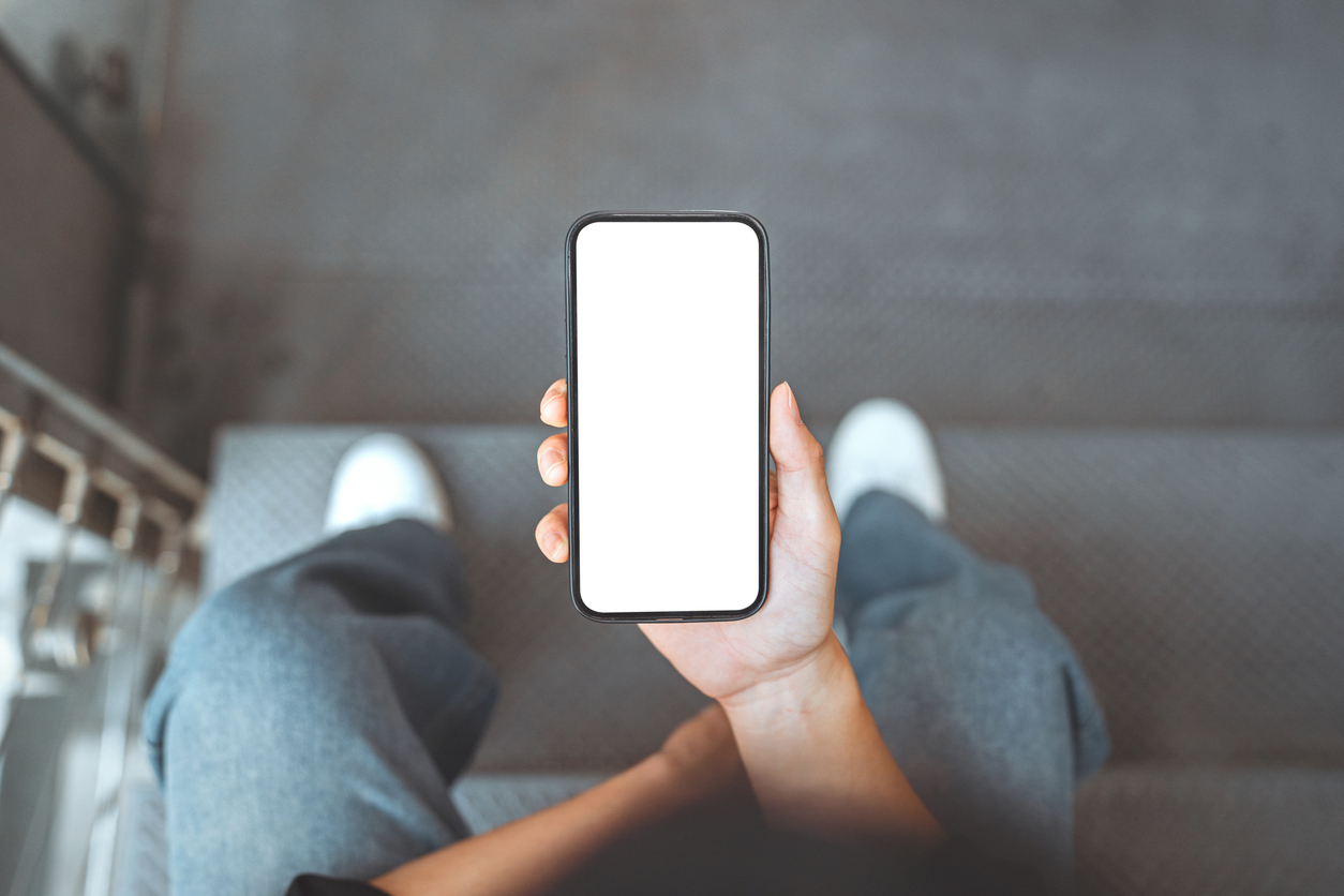 Primer plano - Manos de hombre usando maqueta de pantalla blanca en blanco de teléfono móvil, espacio vacío de fondo para pub