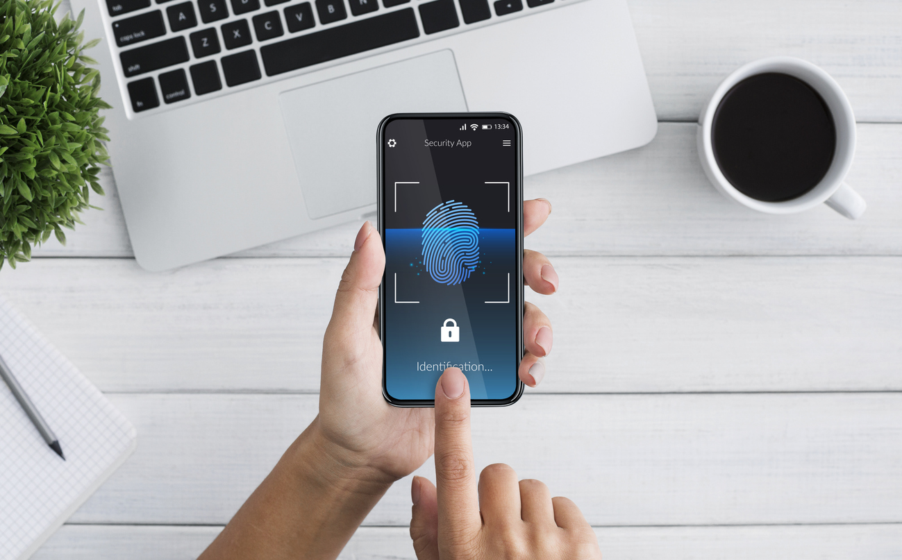 Hombre sosteniendo el teléfono con la aplicación de escaneo de huellas dactilares