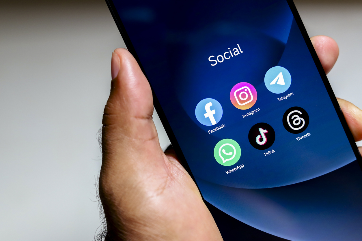 Teléfono masculino que sostiene la mano con la pantalla de llamada entrante en la oficina 