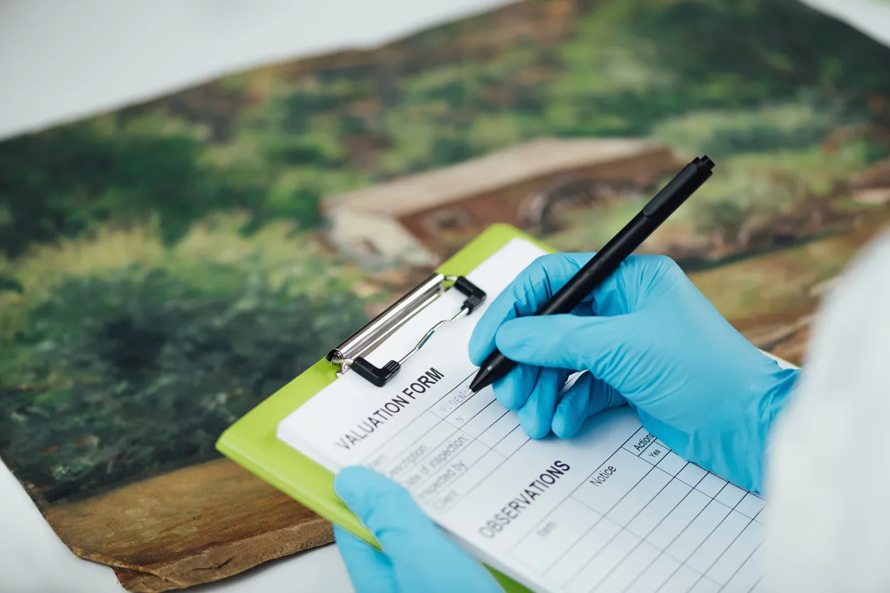 Persona expeta en control de plagas realizando el registro de evidencias y observaciones