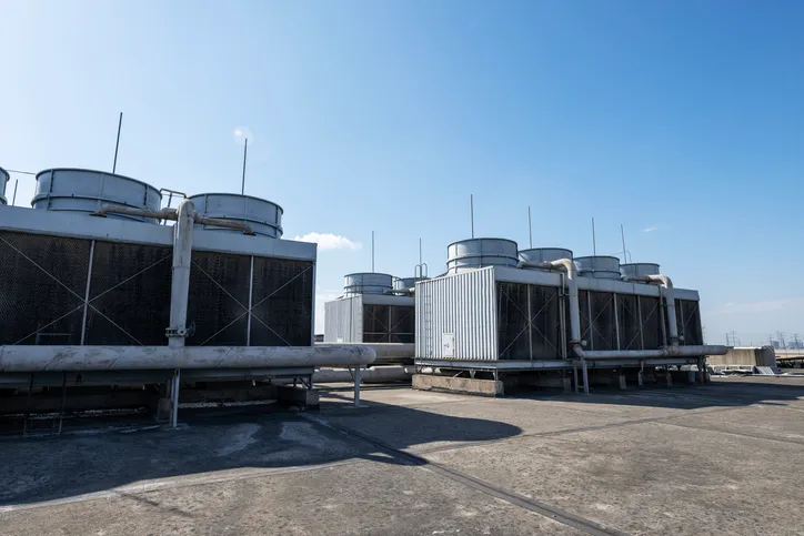 Gran torre de agua de refrigeración en el tejado del centro comercial.